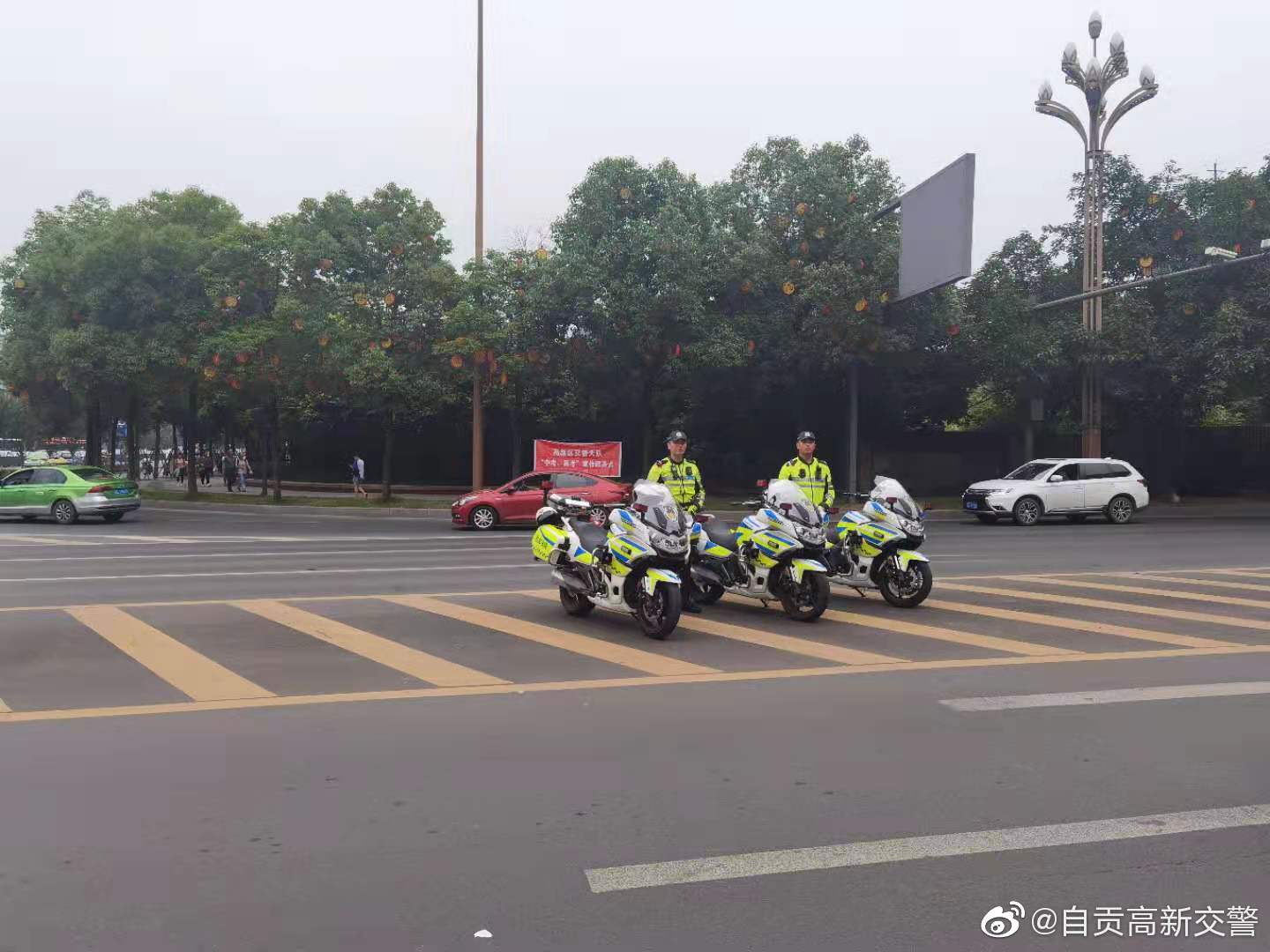 你们勇往直前，我们全力护考，护航高考交警同行-3.jpg