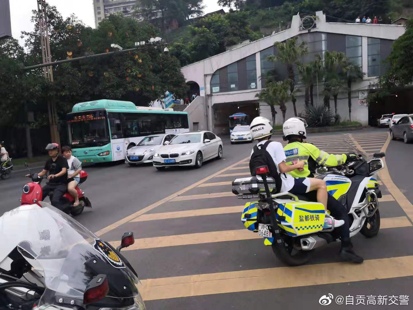 你们勇往直前，我们全力护考，护航高考交警同行-4.jpg
