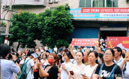 考场外自贡父亲举牌示爱-2.jpg