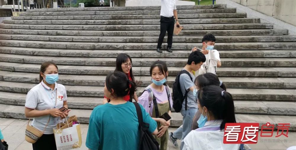 铿锵玫瑰，她们是“送考娘子军”-7.jpg