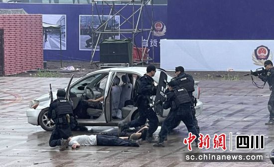 自贡警方举行反恐防暴演练-6.jpg