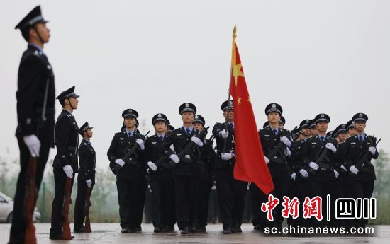 自贡警方举行反恐防暴演练-1.jpg
