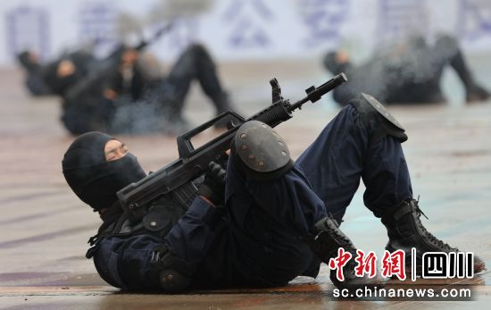 自贡警方举行反恐防暴演练-2.jpg