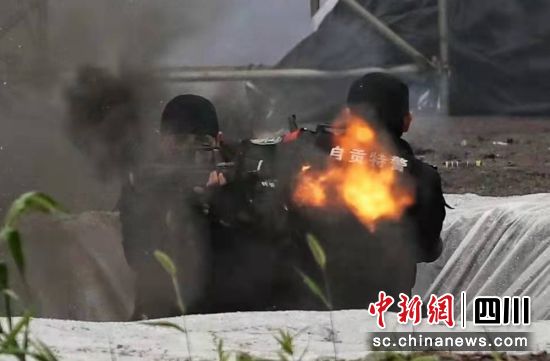 自贡警方举行反恐防暴演练-4.jpg