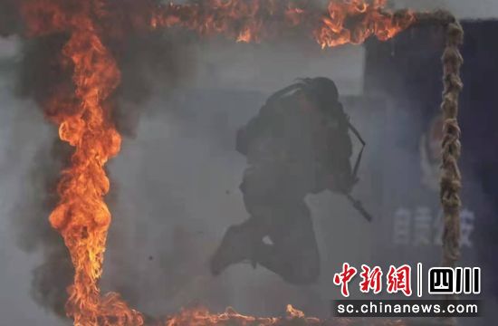 自贡警方举行反恐防暴演练-7.jpg