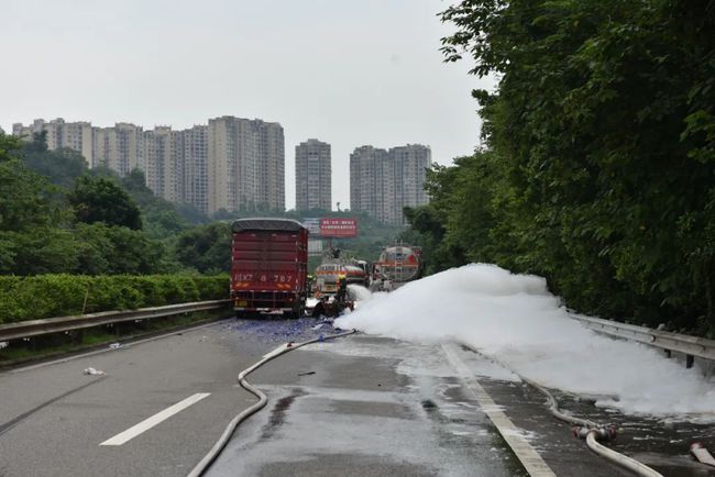 自贡：险！银昆高速33吨汽油罐车泄漏 赞！消防等多部门联动处置化险为夷-7.jpg