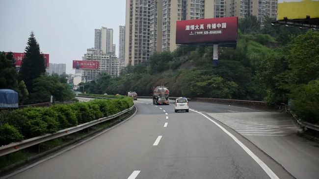 自贡：险！银昆高速33吨汽油罐车泄漏 赞！消防等多部门联动处置化险为夷-8.jpg