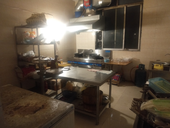 贡井金鱼路经营中44平临街快餐店转让-2.jpg