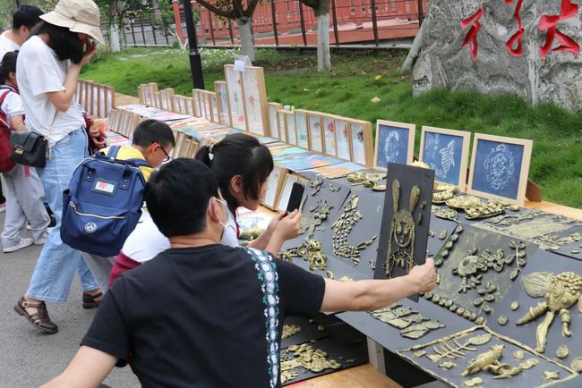 自贡衡川实验学校开展家长开放日暨选修课展示活动-3.jpg