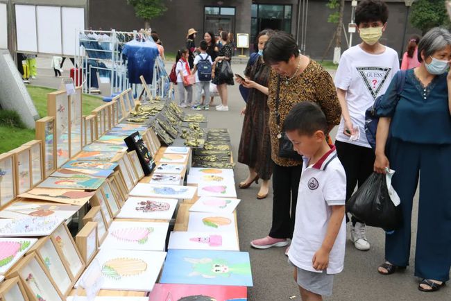自贡衡川实验学校开展家长开放日暨选修课展示活动-1.jpg