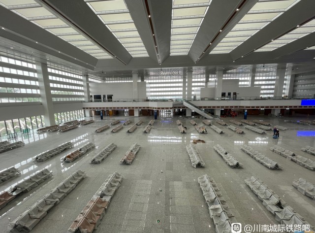 自贡高铁站房候车室座椅到位了-1.jpg