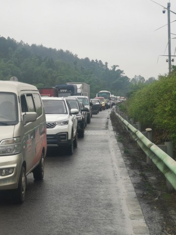 天哪！成自泸高速 在泸州方向 龙贯山隧道发生车祸-1.jpg