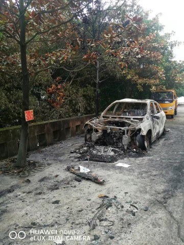 理工学院宿舍旁边，一辆小轿车自燃！-1.jpg