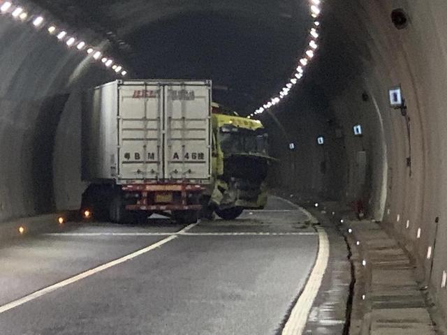 隧道内货车事故油箱漏油 自贡消防紧急处置化险为夷-2.jpg