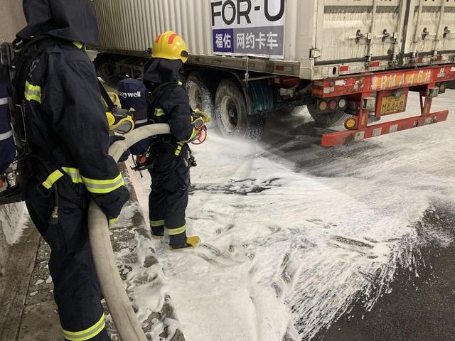 隧道内货车事故油箱漏油 自贡消防紧急处置化险为夷-3.jpg