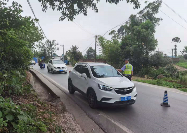 端午假期自贡交警严管严查保辖区道路平稳有序-2.jpg