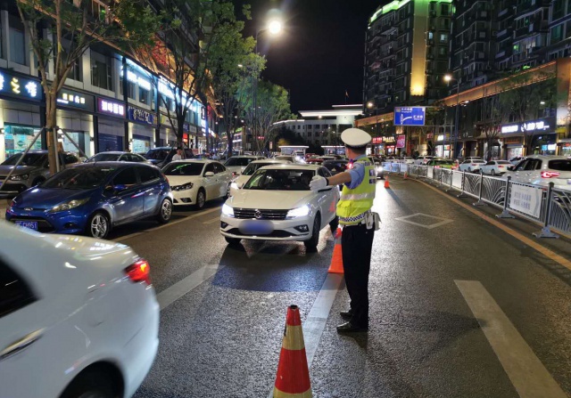 端午假期自贡交警严管严查保辖区道路平稳有序-1.jpg