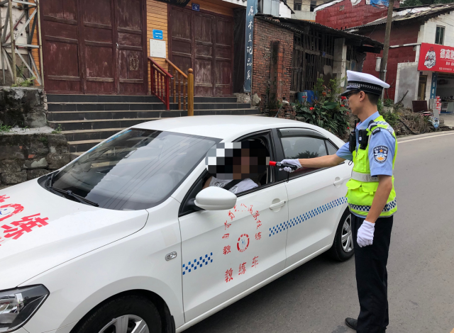端午假期自贡交警严管严查保辖区道路平稳有序-3.jpg