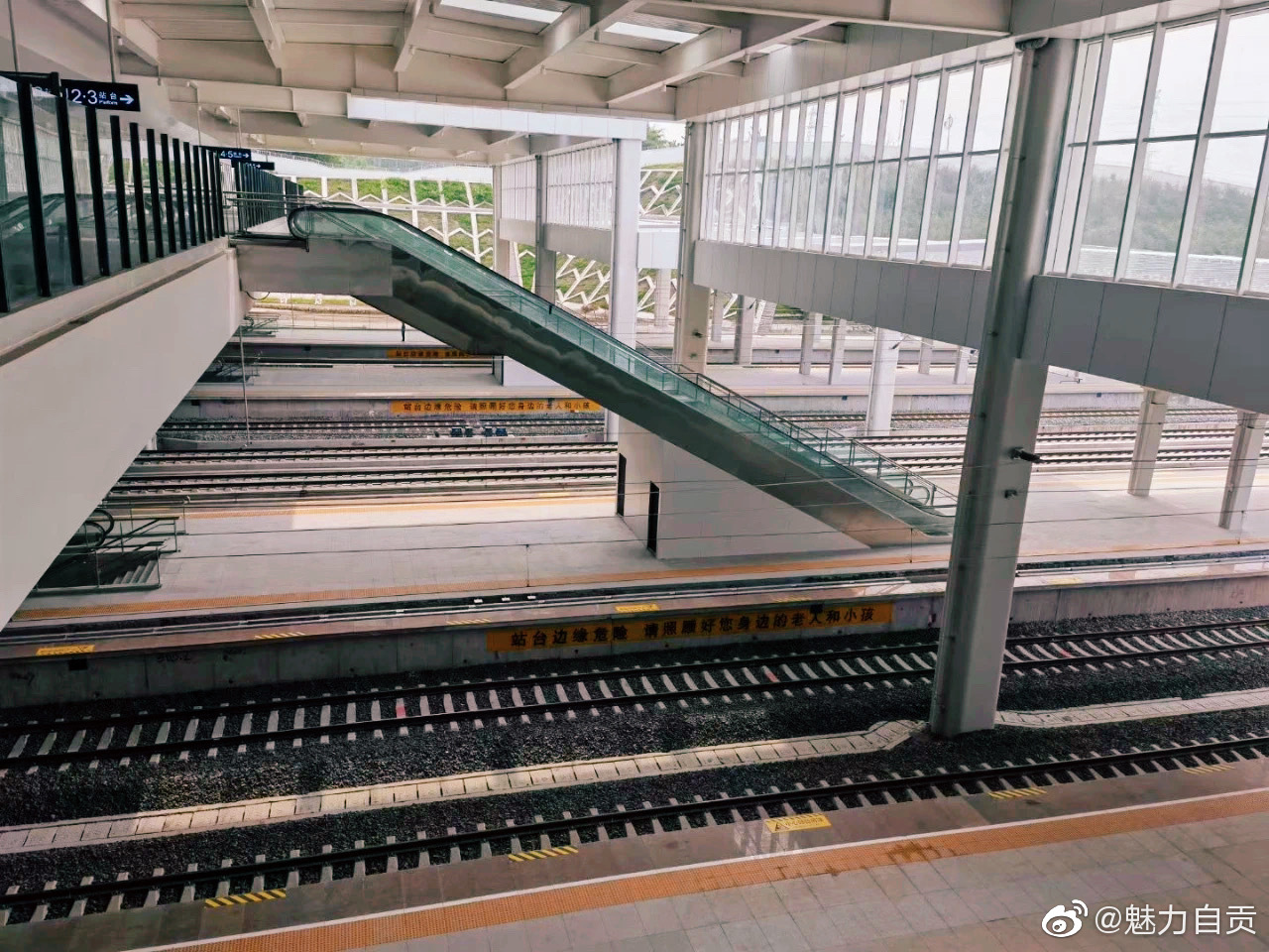 现场看到，自贡站六边形盐晶体幕墙。-4.jpg