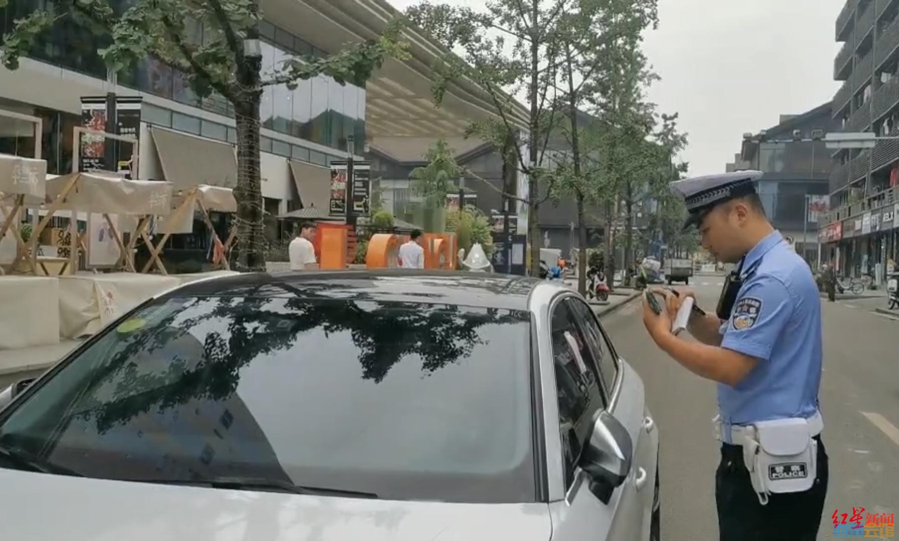“违停消除申报”今日上线 有车主收到短信后1分钟完成申报并驶离现场-1.jpg