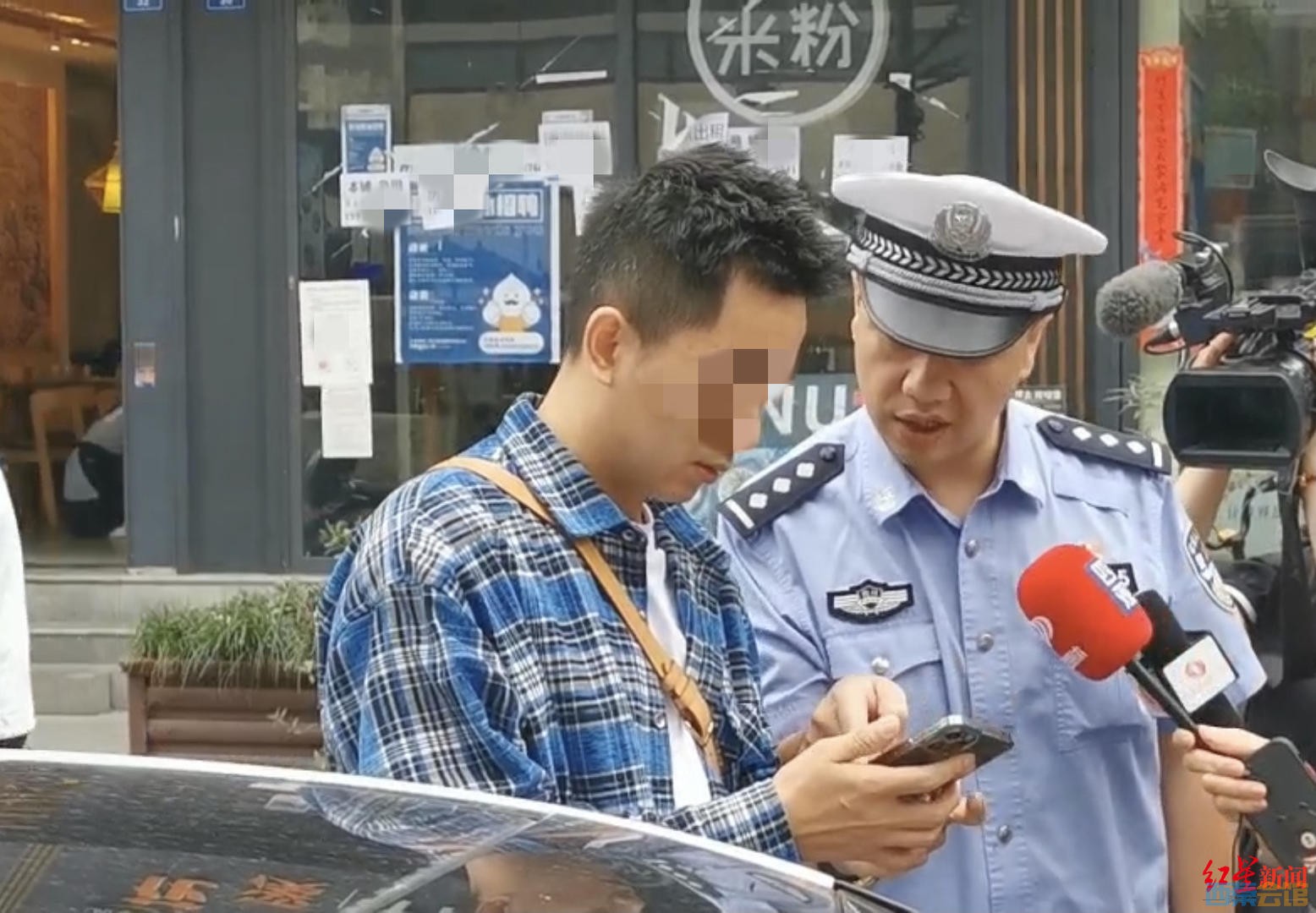 “违停消除申报”今日上线 有车主收到短信后1分钟完成申报并驶离现场-2.jpg