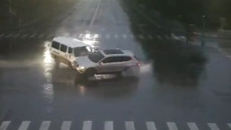 救护车闯红灯出车祸负全责 警方回应-1.jpg