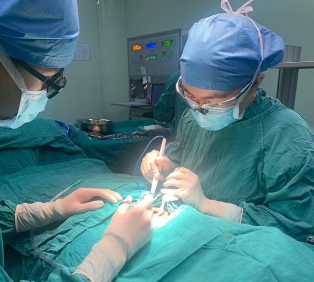 因为热爱、所以选择：记自贡市第一人民医院的年轻精英们-2.jpg