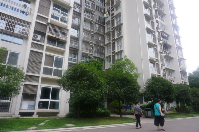 自贡住宅厨房起火，当过消防文员的群众立了功-1.jpg