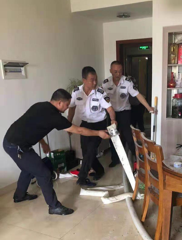 自贡住宅厨房起火，当过消防文员的群众立了功-2.jpg