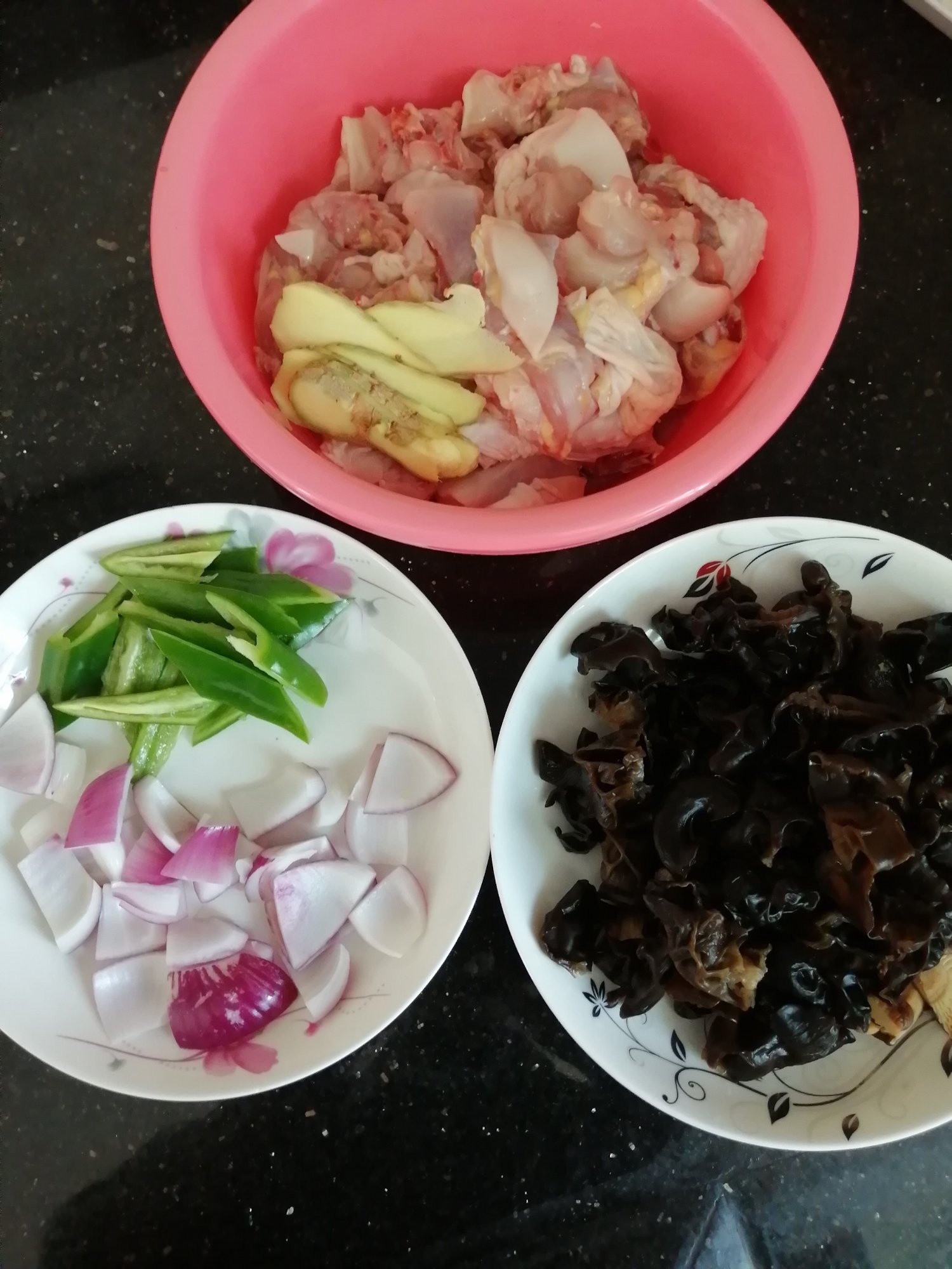 今日份午餐，香菇木耳焖鸡+黑椒汁焖鸡-1.jpg