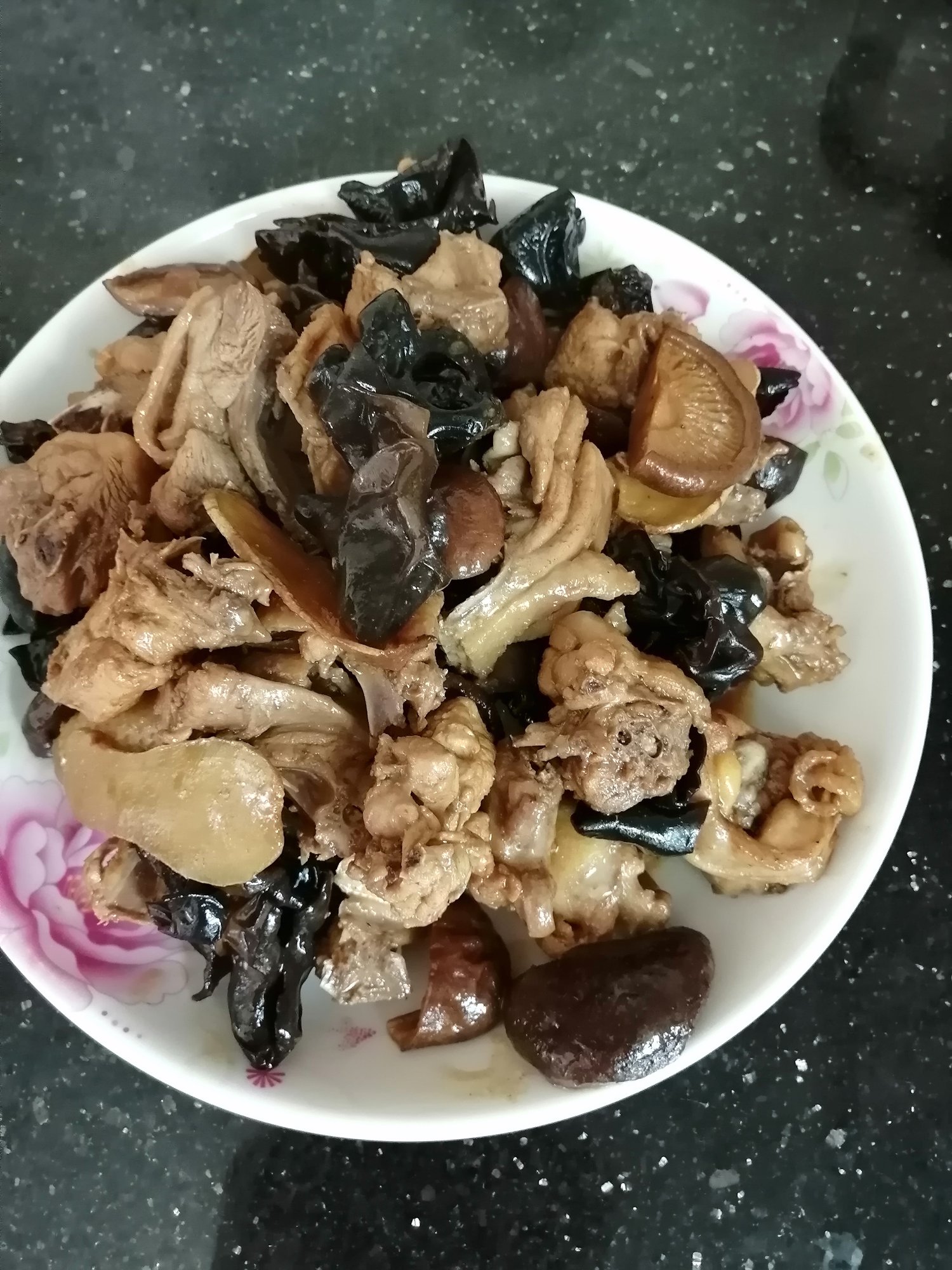今日份午餐，香菇木耳焖鸡+黑椒汁焖鸡-4.jpg