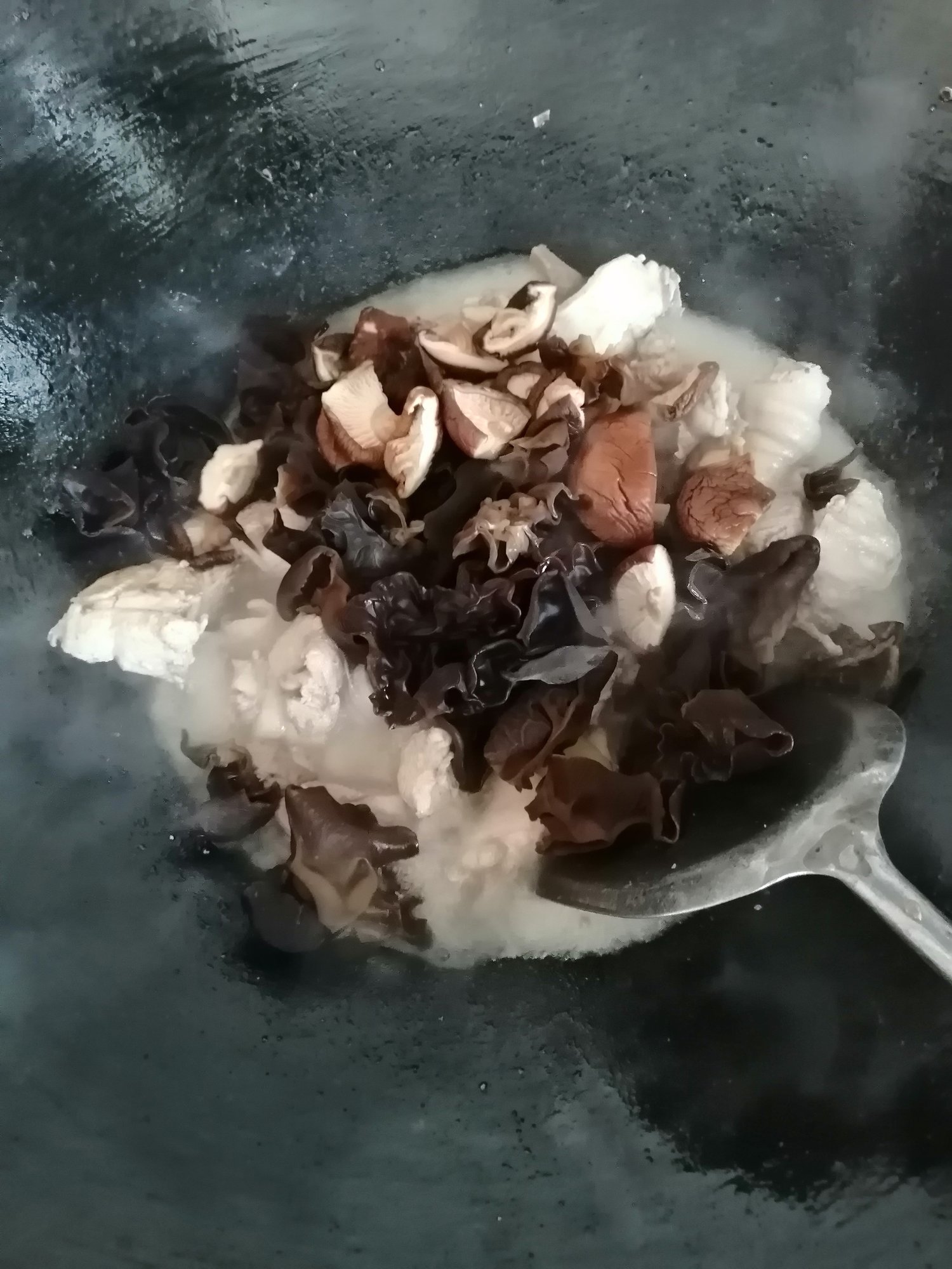 今日份午餐，香菇木耳焖鸡+黑椒汁焖鸡-3.jpg