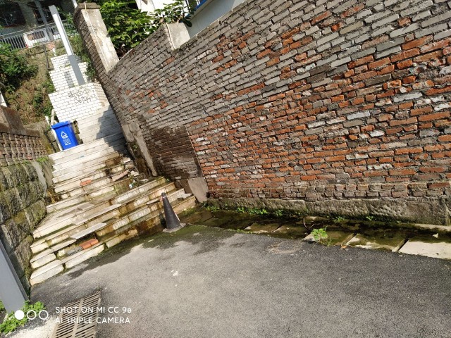 五星街磨子井社区老旧小区改造，施工方改造效率拖拖拉拉，污水横行-2.jpg