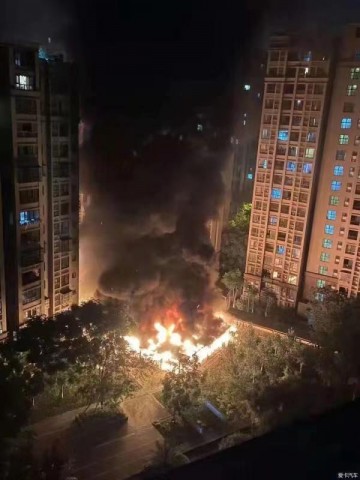 好吓人！成都一小区停车场200多辆电瓶车发生爆炸！-2.jpg
