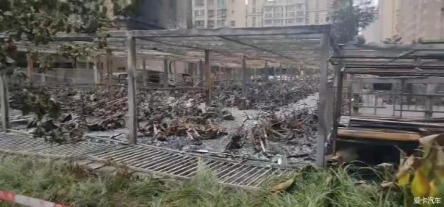 好吓人！成都一小区停车场200多辆电瓶车发生爆炸！-3.jpg