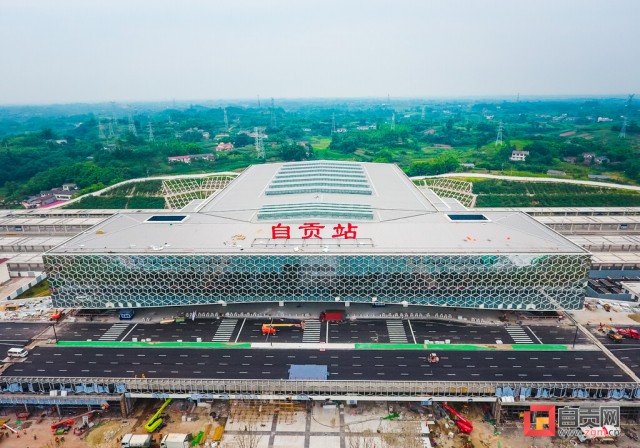 双向八车道，安逸！高铁连接线抢鲜体验-6.jpg
