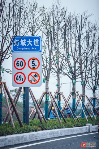 双向八车道，安逸！高铁连接线抢鲜体验-4.jpg