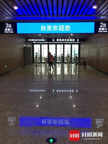 飞驰川南 正在靠近丨绵泸高铁自贡站可容纳2万旅客 拉膜天窗设计“太阳不晒眼”-5.jpg
