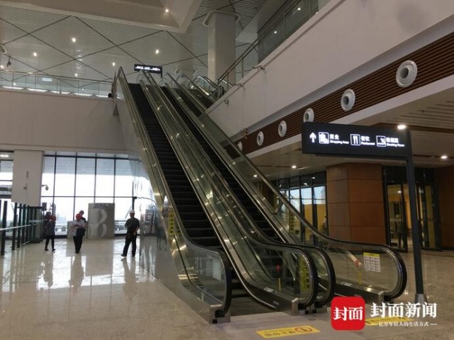 飞驰川南 正在靠近丨绵泸高铁自贡站可容纳2万旅客 拉膜天窗设计“太阳不晒眼”-7.jpg