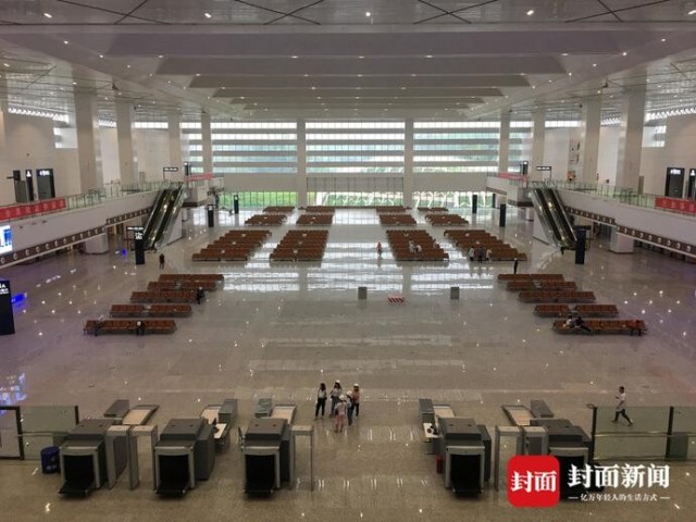 飞驰川南 正在靠近丨绵泸高铁自贡站可容纳2万旅客 拉膜天窗设计“太阳不晒眼”-4.jpg