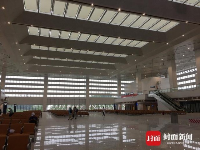 飞驰川南 正在靠近丨绵泸高铁自贡站可容纳2万旅客 拉膜天窗设计“太阳不晒眼”-3.jpg