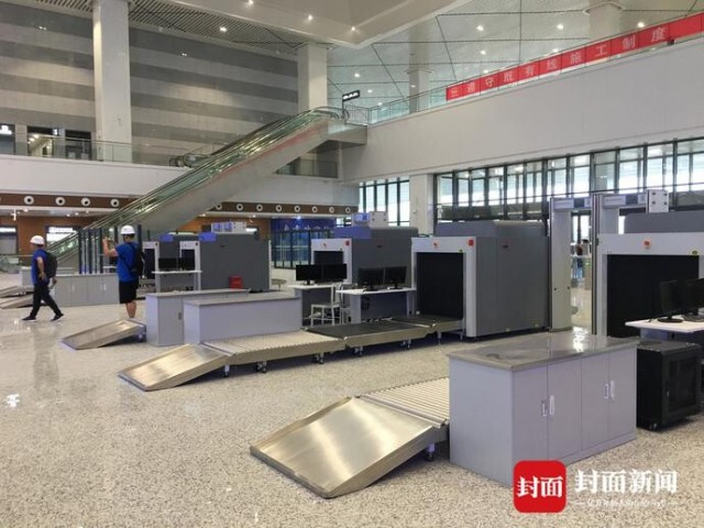 飞驰川南 正在靠近丨绵泸高铁自贡站可容纳2万旅客 拉膜天窗设计“太阳不晒眼”-6.jpg