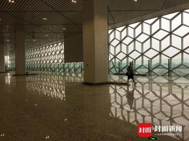 飞驰川南 正在靠近丨绵泸高铁自贡站可容纳2万旅客 拉膜天窗设计“太阳不晒眼”-8.jpg