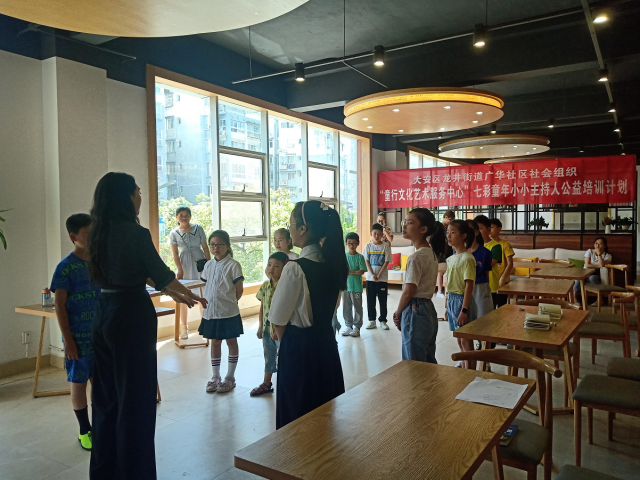 给孩子们的主持梦插上翅膀 “七彩童年”小小主持人公益培养计划圆满落幕！-3.jpg