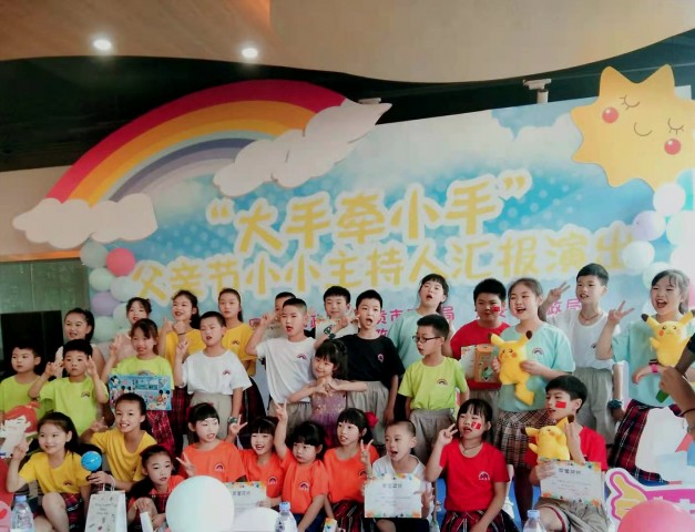 给孩子们的主持梦插上翅膀 “七彩童年”小小主持人公益培养计划圆满落幕！-8.jpg