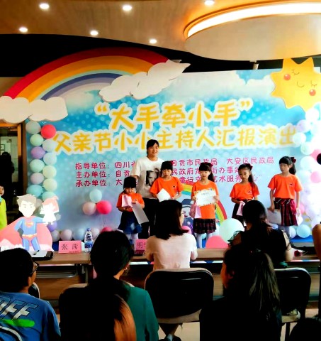 给孩子们的主持梦插上翅膀 “七彩童年”小小主持人公益培养计划圆满落幕！-7.jpg