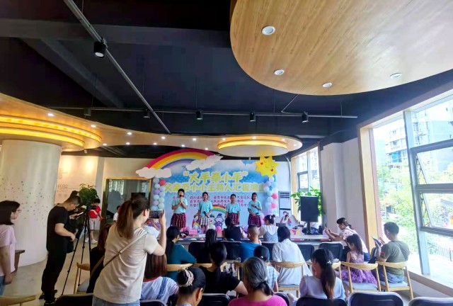 给孩子们的主持梦插上翅膀 “七彩童年”小小主持人公益培养计划圆满落幕！-5.jpg
