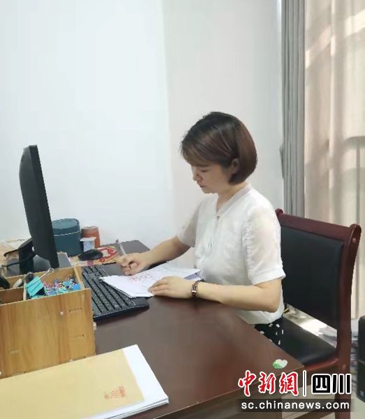 自贡高新“好警嫂”刘玲：当好贤内助-1.jpg