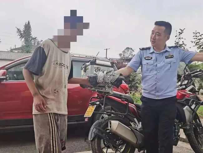 无助！富顺一男子找不到家……-3.jpg