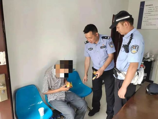 无助！富顺一男子找不到家……-2.jpg